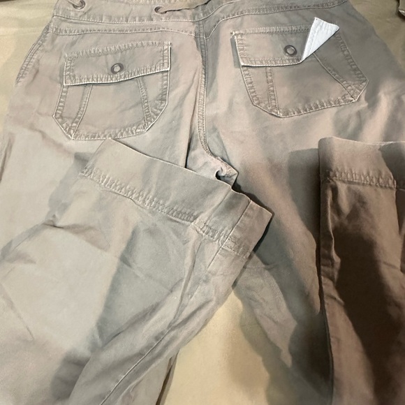 Old Navy khaki low waist capri pants - Picture 7 of 12